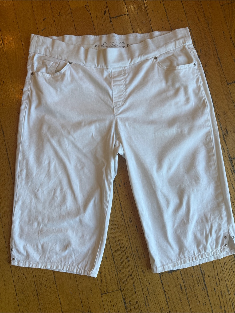 Gloria Vanderbilt White Stretch capri’s size 16W